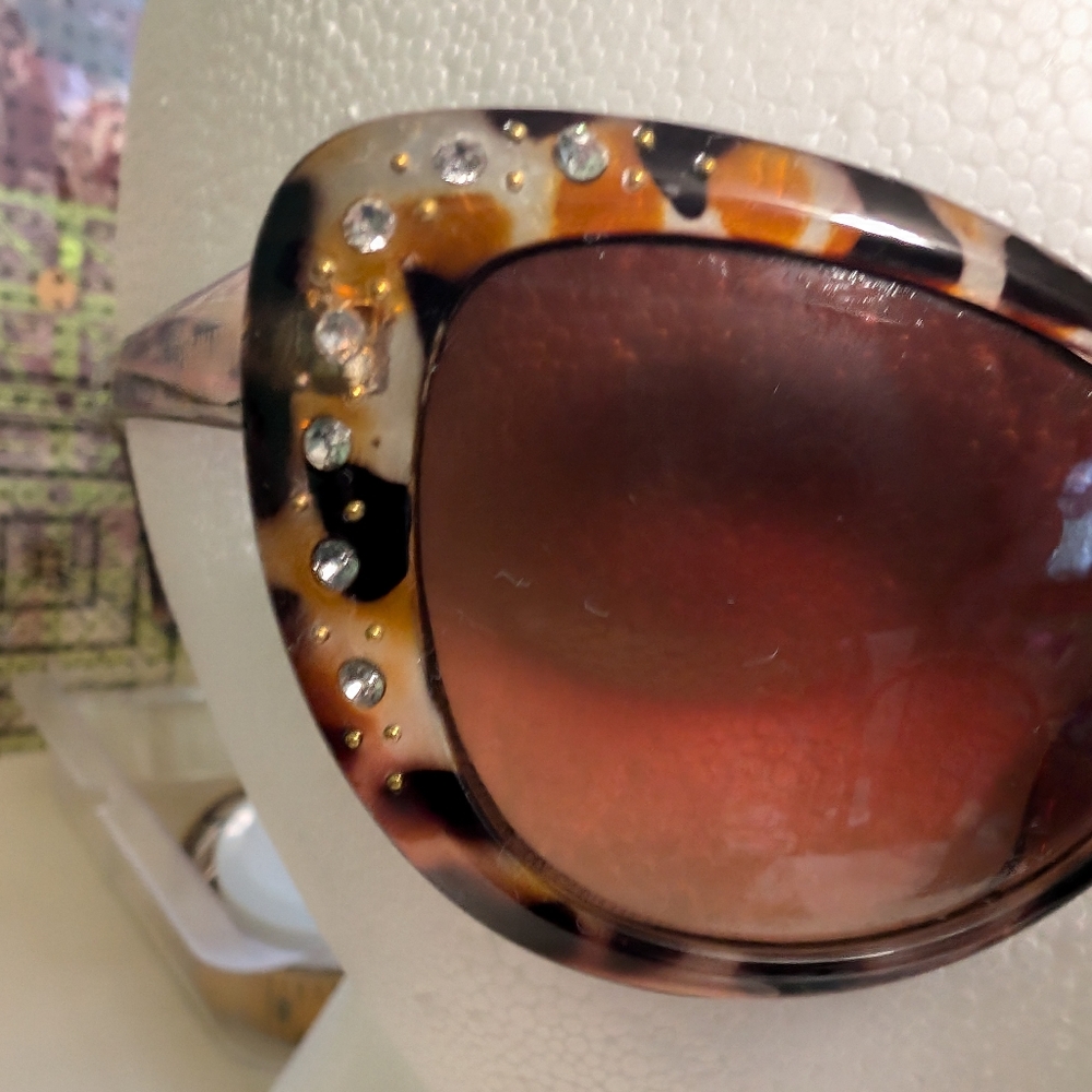 Steve Madden Sunglasses - Picture 3 of 6